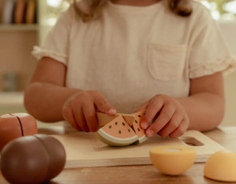 Dziecko bawiące się deską do owoców Little Dutch-3