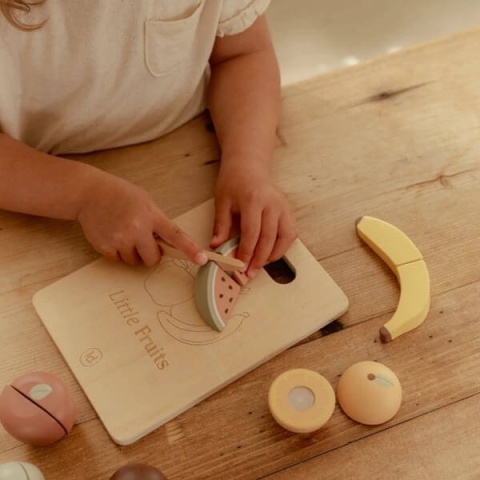 Dziecko bawiące się deską do owoców Little Dutch-4