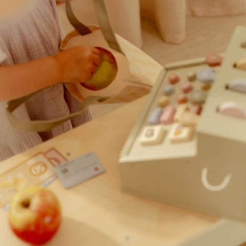 Dziecko bawiące się kasą Little Dutch-3