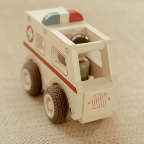 Drewniany ambulans Little Dutch z ratownikiem-3