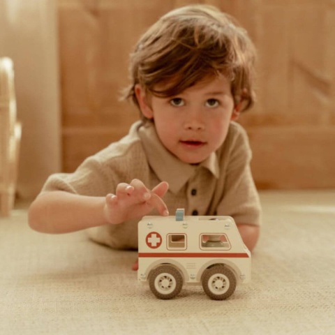 Dziecko bawiące się drewnianą karetką little dutch-1