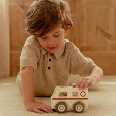 Dziecko bawiące się drewnianą karetką little dutch-2