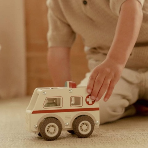 Dziecko bawiące się drewnianą karetką little dutch-3