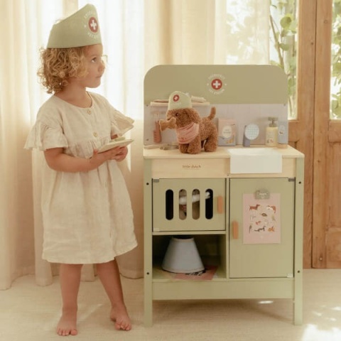 Dziewczyna bawiąca się w weterynarza Little Dutch-2