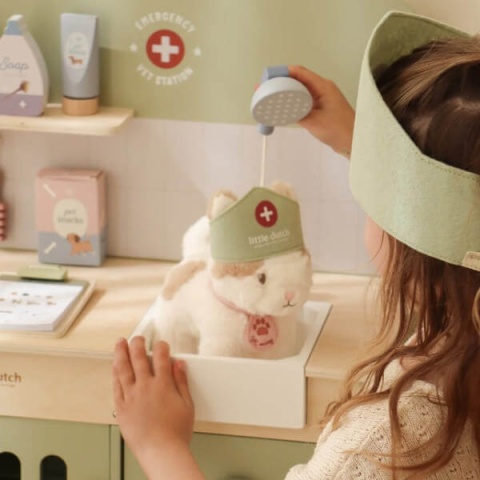 Dziewczyna bawiąca się w weterynarza Little Dutch-3