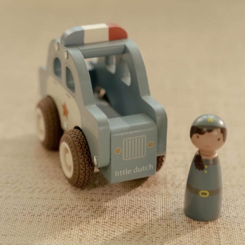 Drewniany samochod policjny Little Dutch z policjantem obok auta