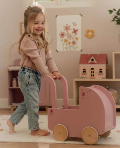 Dziecko bawiące się wózkiem dla lalek Little Dutch