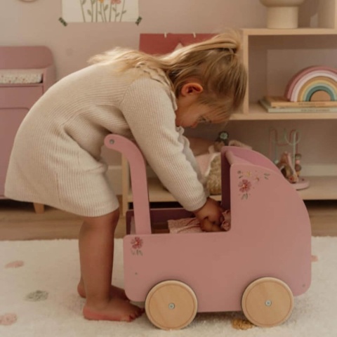 Dziecko bawiące się wózkiem dla lalek Little Dutch-2