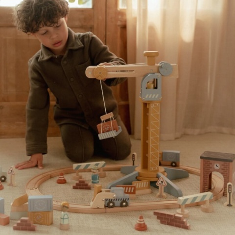 chłopiec bawiący się dźwigiem little dutch-2