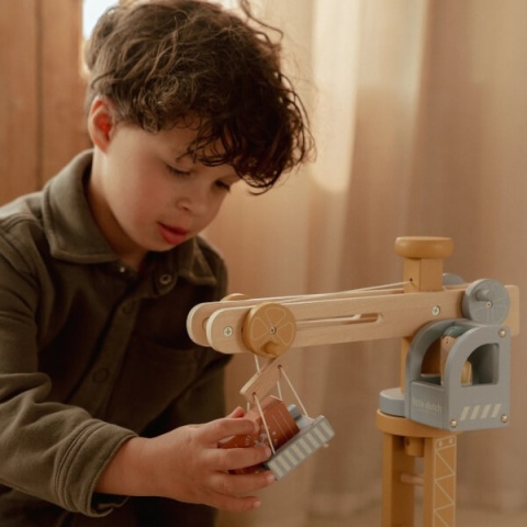 chłopiec bawiący się dźwigiem little dutch-1