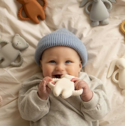 dziecko bawiące się gryzakiem moonie