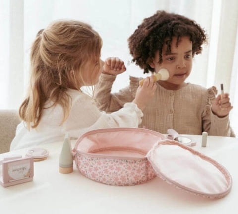 Dzieci bawiące się kosmetyczką Little Dutch-1