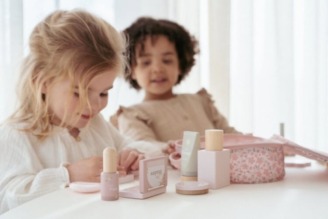 Dzieci bawiące się kosmetyczką Little Dutch-2