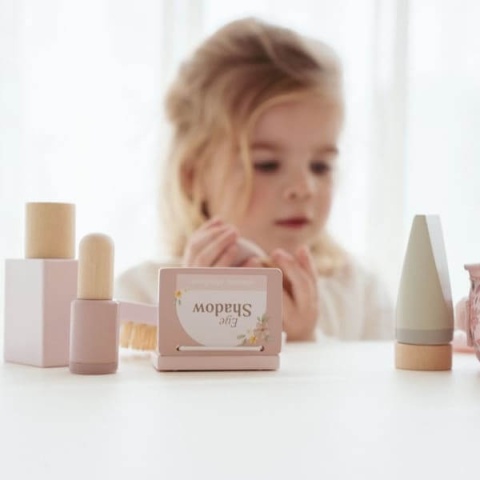 Dziecko bawiące się kosmetyczką Little Dutch-2