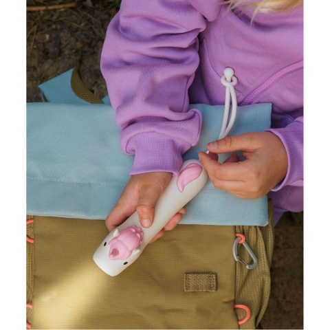 latarka jednorożec trzymana przez dziecko z włączonym światłem