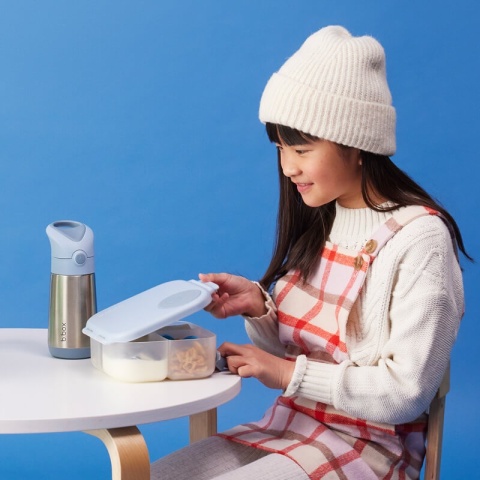 Dziewczynka otwierająca mini lunchbox B.box Chill Out