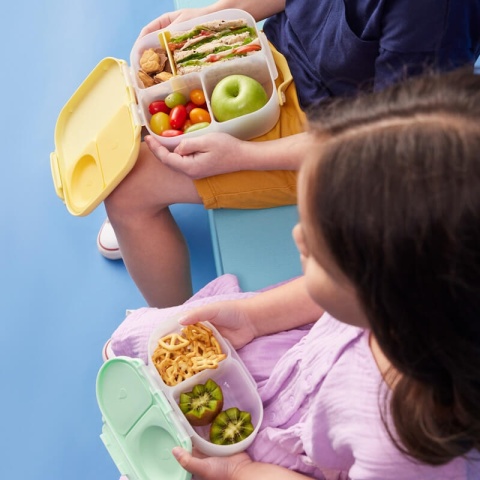 dzieci jedzące z mini lunchbox B.box