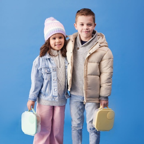 Dzieci trzymające Mini lunchbox B.box