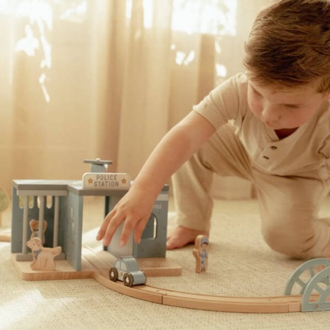 chłopiec bawiący się Drewnianym posterunkiem policji Little Dutch-2