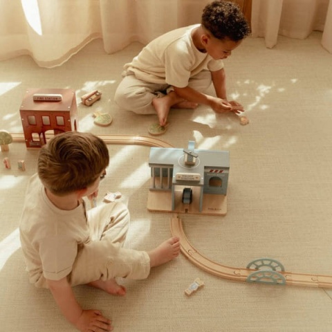 chłopiec bawiący się Drewnianym posterunkiem policji Little Dutch-3