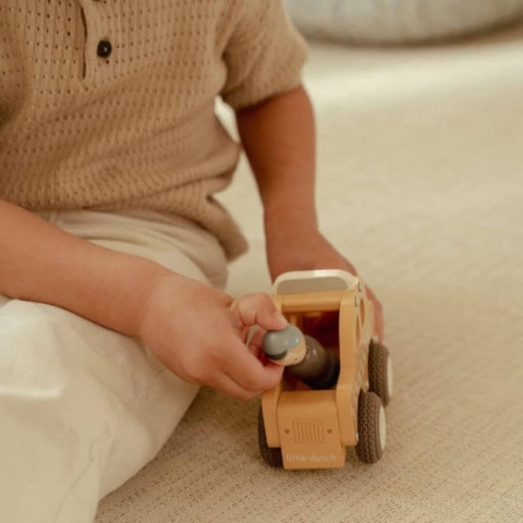 dziecko bawiące się taksówka little dutch z kierowcą w środku