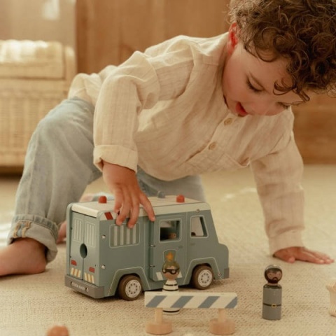 Chłopiec bawiący się samochodem policyjnym Little Dutch-2