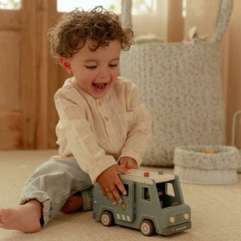 Chłopiec bawiący się samochodem policyjnym Little Dutch-3