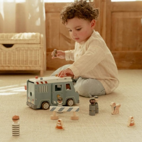 Chłopiec bawiący się samochodem policyjnym Little Dutch-4