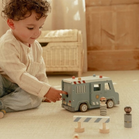 Chłopiec bawiący się samochodem policyjnym Little Dutch-5