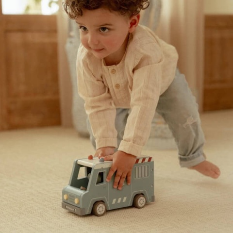 Chłopiec bawiący się samochodem policyjnym Little Dutch-6