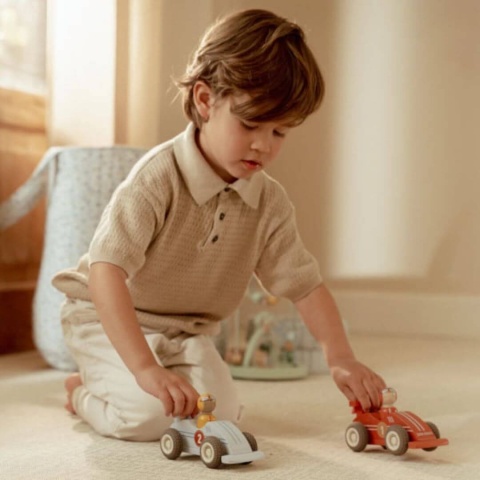 Dziecko bawiące się samochodami wyścigowymi Little Dutch