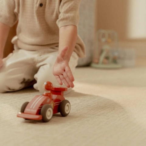 Dziecko bawiące się samochodem wyścigowym Little Dutch