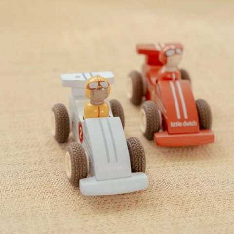 Samochody wyścigowe Little Dutch z kierowcami-2
