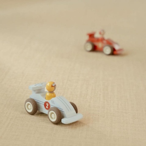 Samochody wyścigowe Little Dutch z kierowcami-3