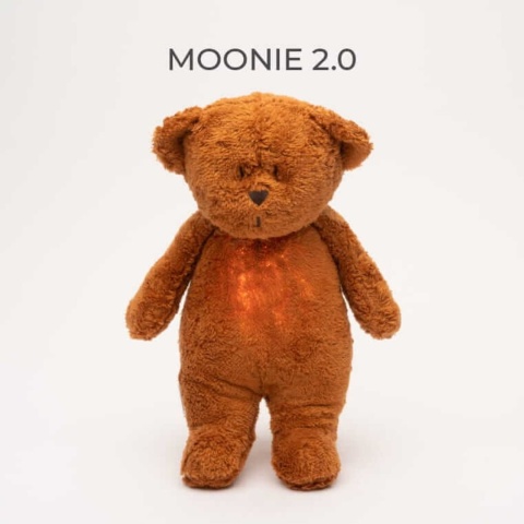 Miś szumiący Moonie Caramel z włączoną lampką