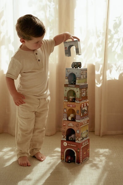 Dziecko bawiące się wieżą z autkami little dutch -1