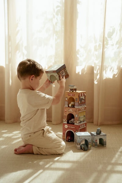 Dziecko bawiące się wieżą z autkami little dutch -2