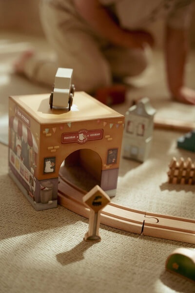 wieża little dutch z autkami oraz tor wyścigowy