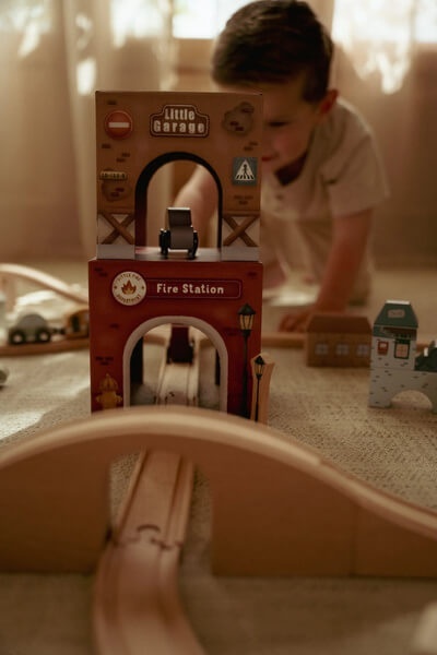 Dziecko bawiące się wieżą z autkami little dutch -3