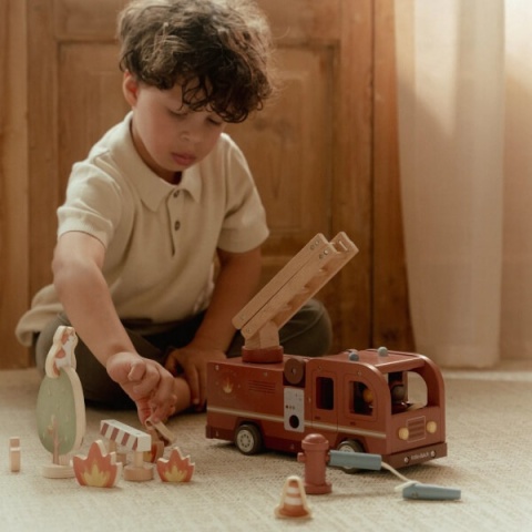 Dziecko bawiące się wozem strażackim Little Dutch-2