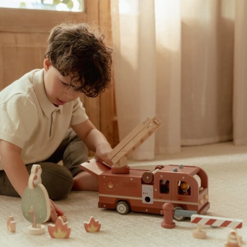 Dziecko bawiące się wozem strażackim Little Dutch-3