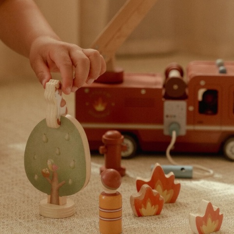 Dziecko bawiące się wozem strażackim Little Dutch-9