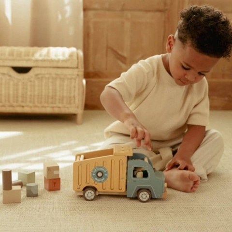 Chłopiec bawiący się wywrotką Little Dutch -3