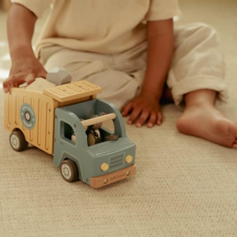 Chłopiec bawiący się wywrotką Little Dutch -4