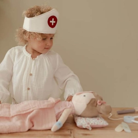 dziewczynka bawiąca się zestawem lekarza little dutch i lalką rosa little dutch