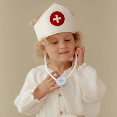 dziewczynka bawiąca się zestawem lekarza little dutch