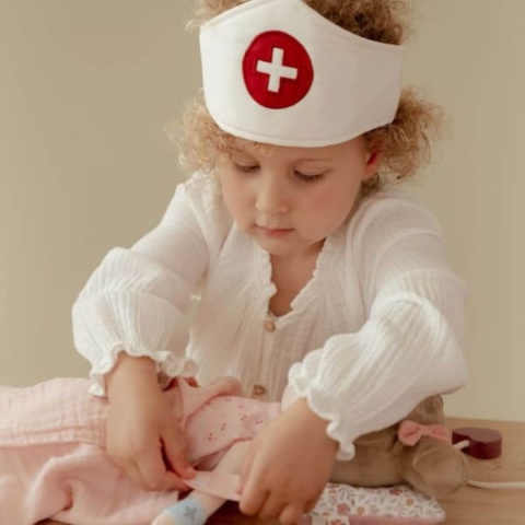 dziewczynka bawiąca się zestawem lekarza little dutch i lalką rosa little dutch-1