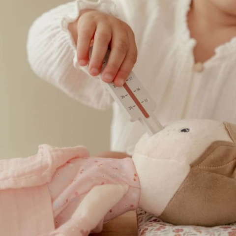 dziewczynka bawiąca się zestawem lekarza little dutch i lalką rosa little dutch-2