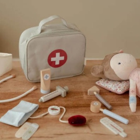 zestaw lekarza little dutch rozłożony z lalklą little dutch rosa