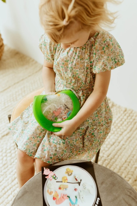 Dziewczynka bawiąca się Dysk sensoryczny dla dzieci Jellystone A-Ku-Ku! Peekaboo - Farma